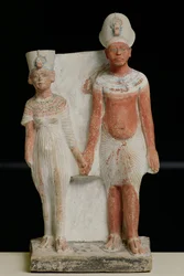 Beeldje van Amenophis IV (Achnaton) en Nefertiti, uit Tell el-Amarna, Amarnaperiode, Nieuwe Rijk, 1353-1337 v.Chr.